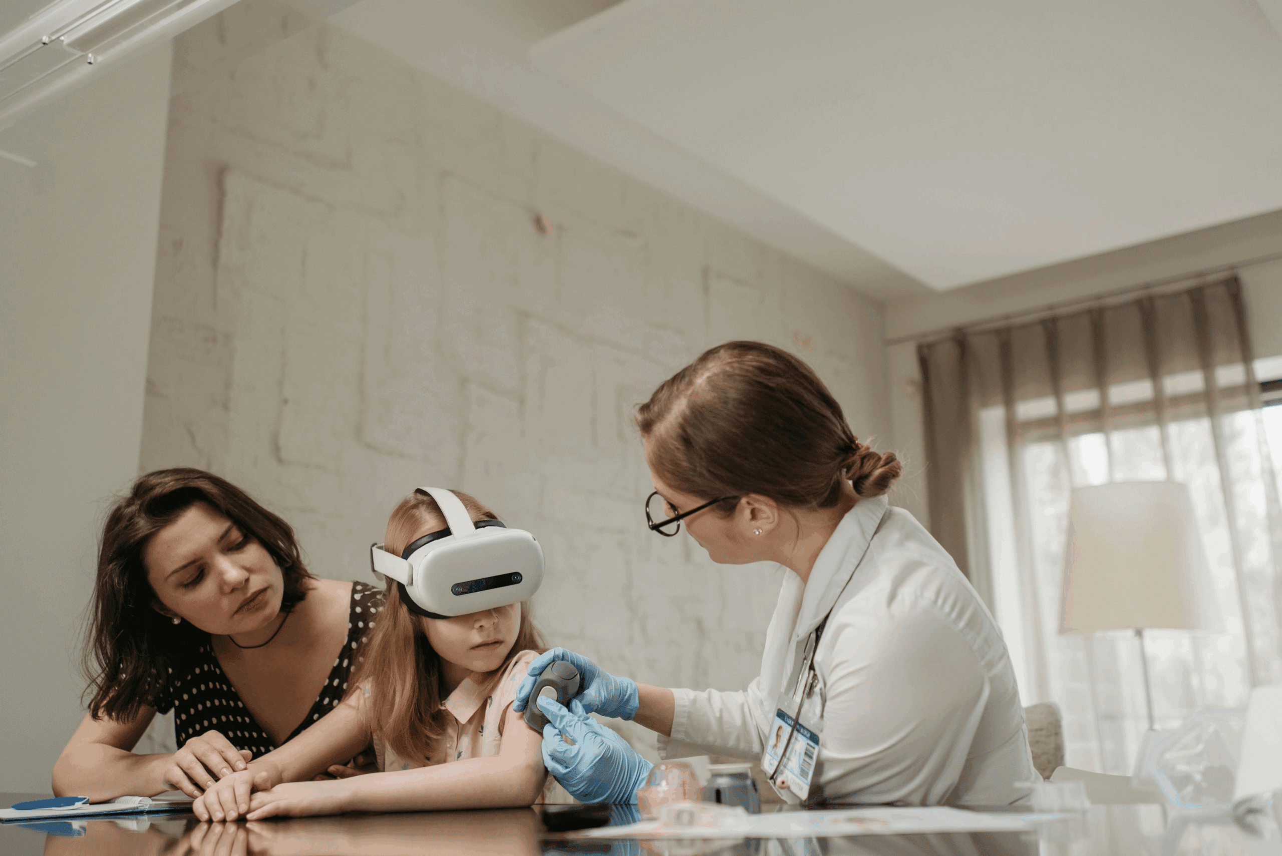 Barn med VR-headset som får en injektion av en sjuksköterska med sin mamma närvarande